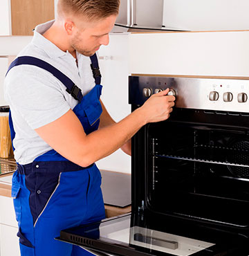Técnico instalando fogão